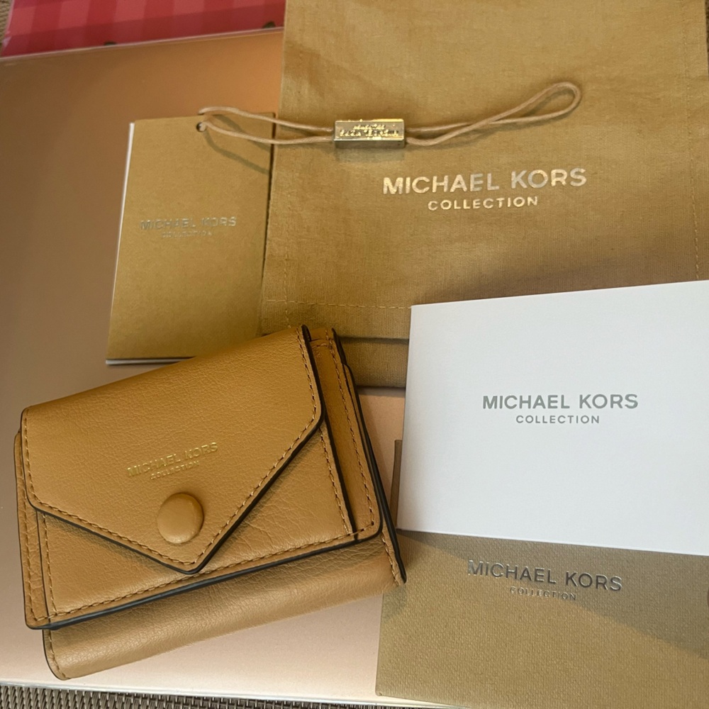 Michael Kors Tan Leather Wallet ✨RARE Collection - Picture 2 of 9